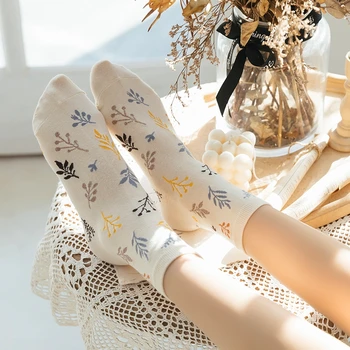 Japonų literatūros šviesą ponios kojinės Gėlės šiltas augalai spausdinti rudenį, žiemą aukso šilko lapai saldus medvilnės, baltos kojinės